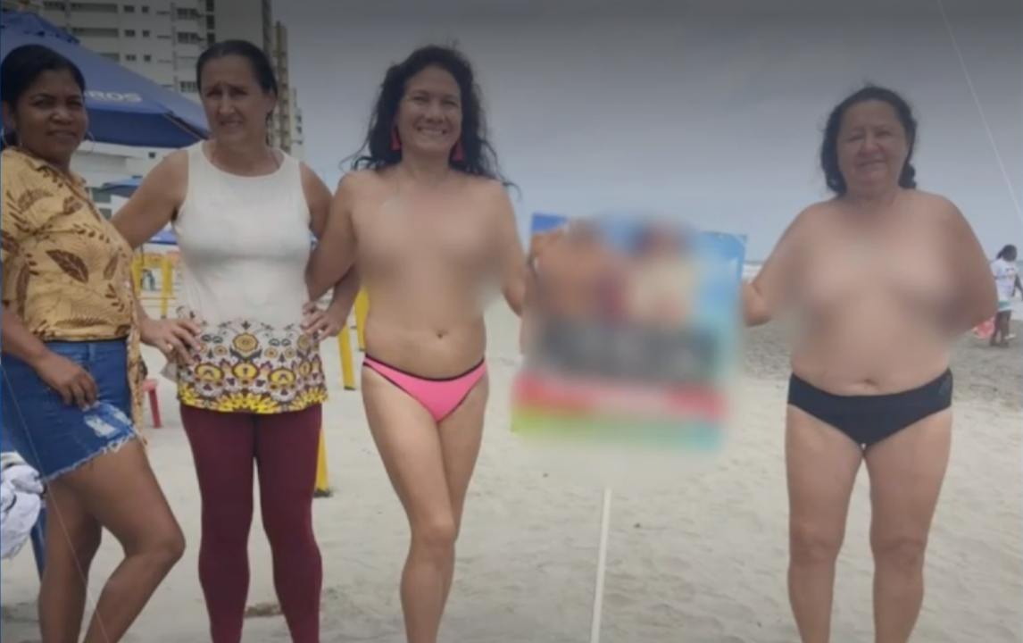 Mujeres mostrando senos