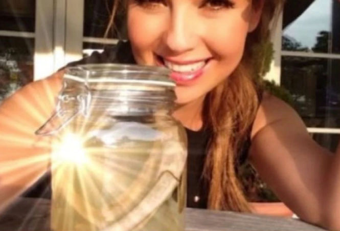 Thalía bromea con el rumor de sus costillas