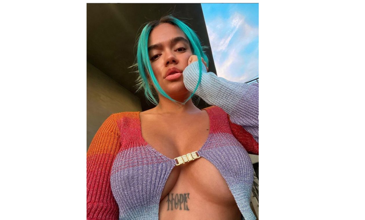 Karol G y el porqué tiene tinturado de azul su cabello... fin al misterio