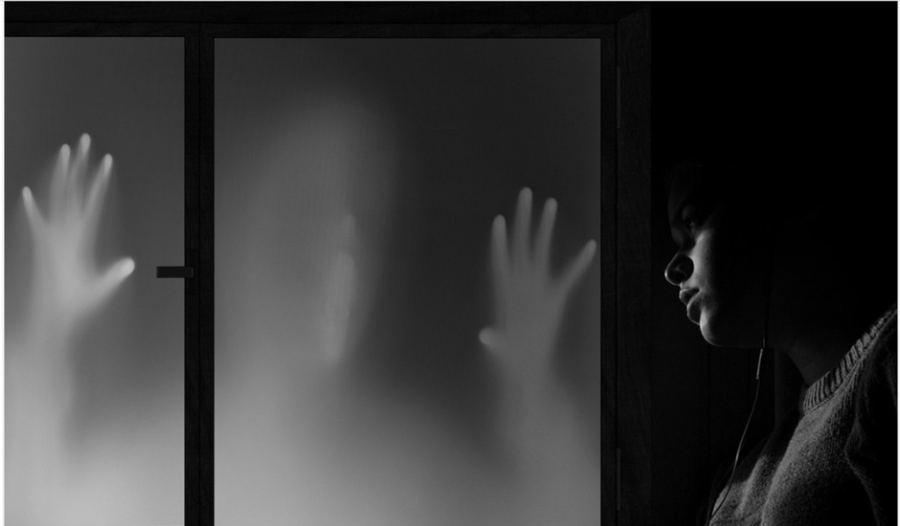 Parálisis del sueño y el fenómeno paranormal de sentir que un fantasma se le monta encima