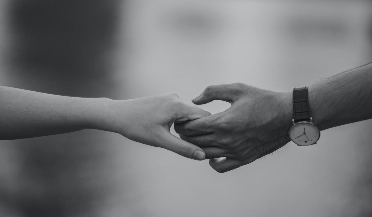 Pareja tomada de la mano
