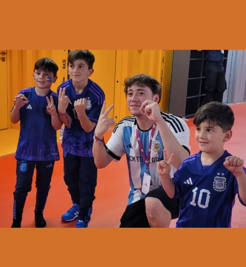 Paulo Londra con los hijos de Messi