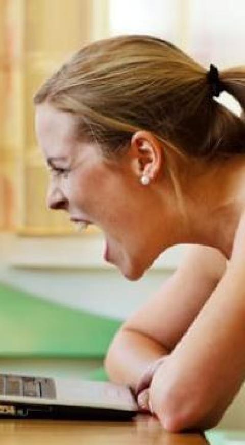 Mujer frente al computador