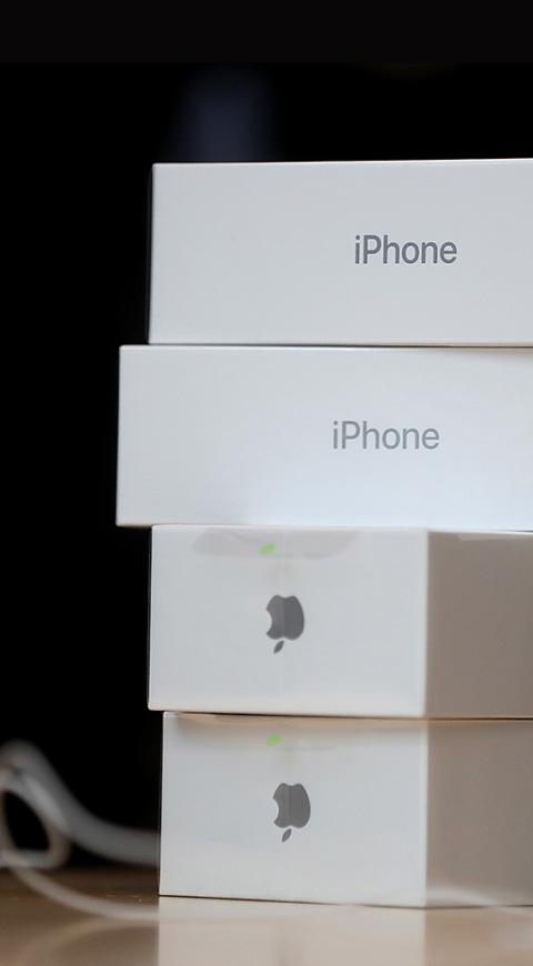 Las cajas con los nuevos iPhone de Apple