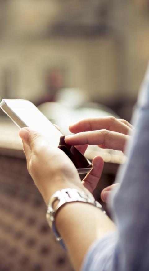 Una persona revisa las redes sociales en su celular
