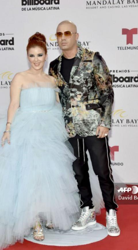 Wisin y su esposa en los Premios Latin Billboards 2019