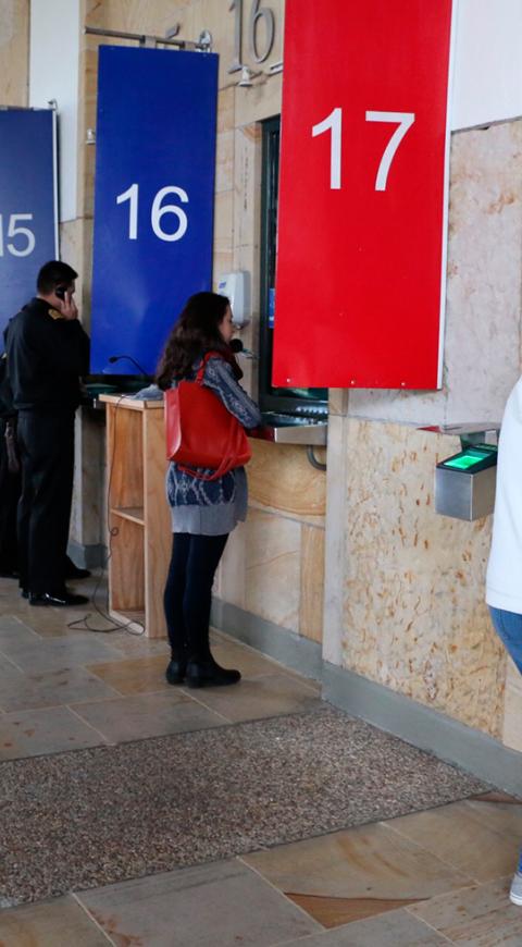 Personas dentro de la Embajada de Estados Unidos en Bogotá solicitando la visa