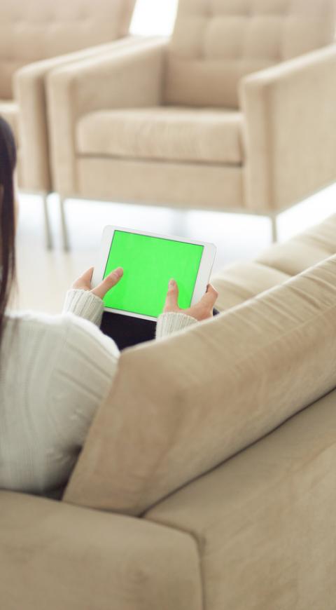 Una joven atiende una lección en su tablet