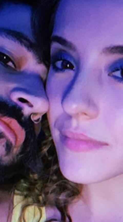 Camilo y Evaluna Camilo compartió un gracioso video de su novia lanzándose a una piscina con un flotador en forma de unicornio.