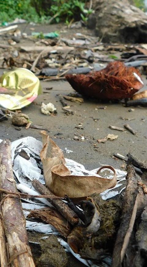 Basura en la playa del río El Valle, Bahía Solano, Chocó.