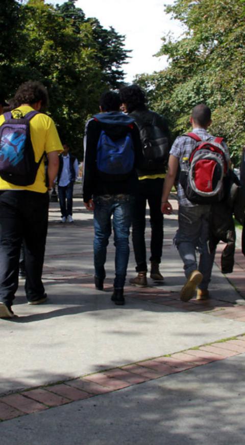 Estudiantes en sede de la Universidad Nacional