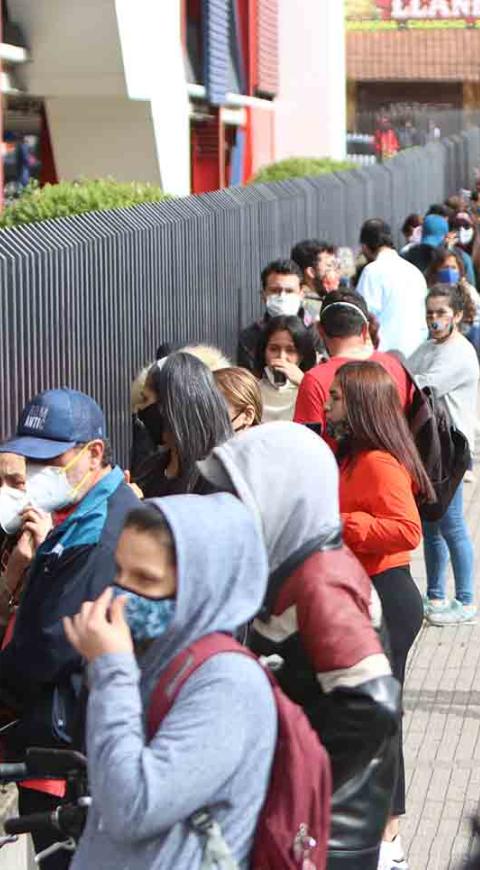 Día sin IVA: largas filas en establecimientos