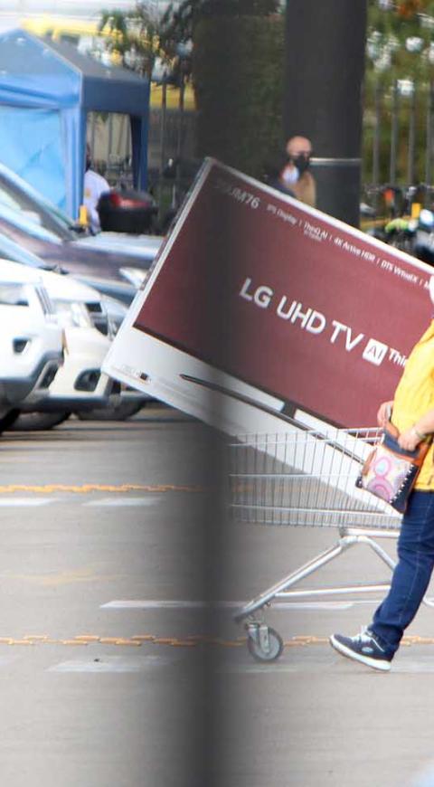 Día sin IVA: largas filas en establecimientos