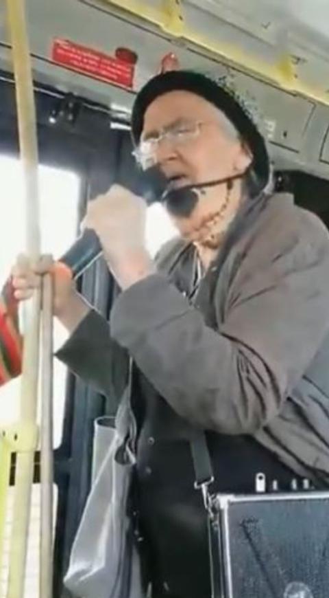 ‘Abuelita rapera’ se hace viral por sus rimas en Transmilenio
