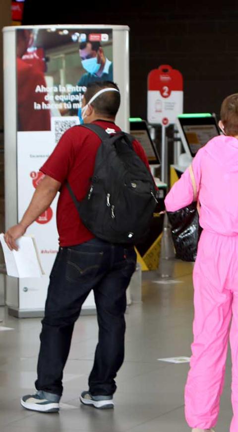 Viajeros en el aeropuerto El Dorado