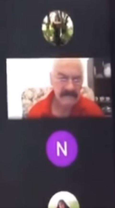 Profesor recibió sentido homenaje en clase virtual y terminó llorando