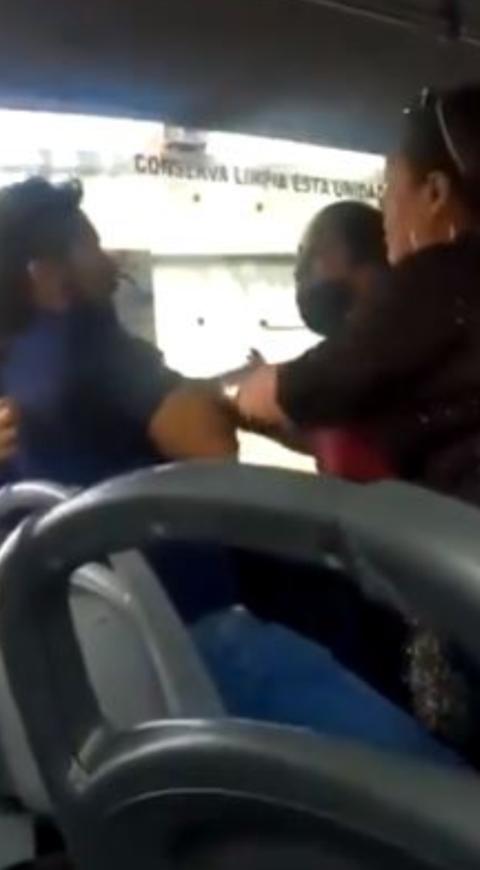 Estaba en el bus con su novia pero se encontró a su esposa y su suegra