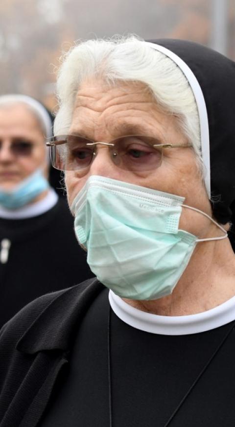 Monjas usan tapabocas