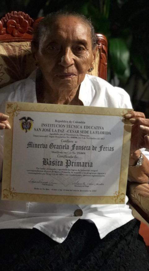 La abuela pretende terminar el bachillerato