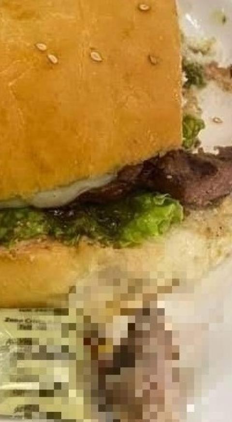hamburguesa con dedo humano