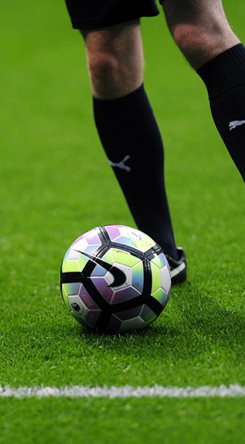 Jugador de fútbol en el campo de juego