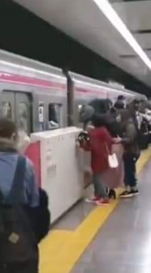Personas huyen en del metro de Tokio tras ataque de hombre vestido de 'Guasón'.