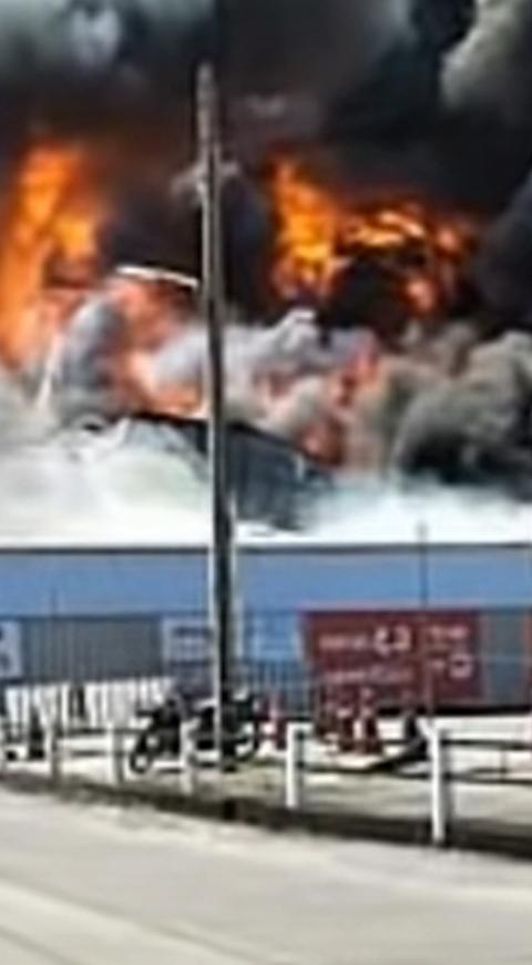 Incendio en bodega de petroleo