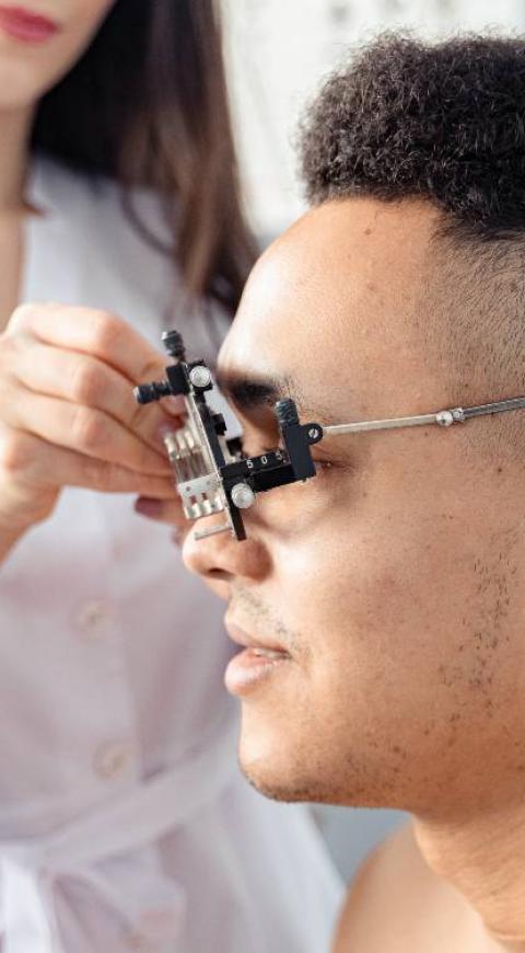 Hombre que recibió una mala cirugía estética, lleva 3 años sin cerrar los ojos