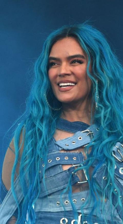 Karol G y el porqué tiene tinturado de azul su cabell Karol G y el porqué tiene tinturado de azul su cabello