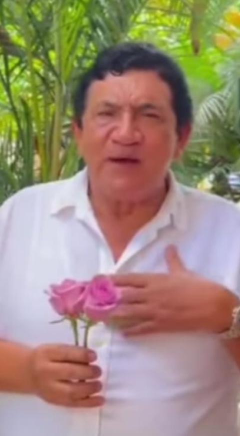 El artista apareció con una rosa en la mano y pidió disculpas