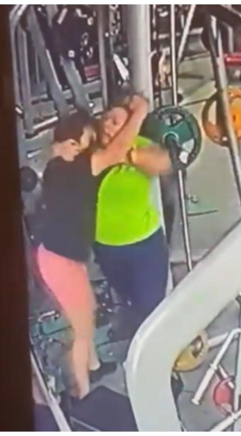 Mujeres peleando en el gym Mujeres peleando en el gym