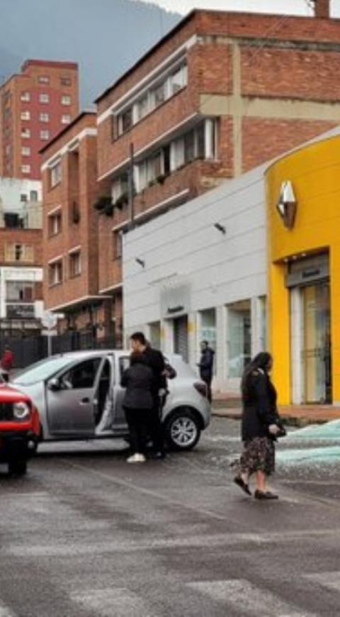 Estrelló su carro nuevo sacándolo del concesionario en Bogotá