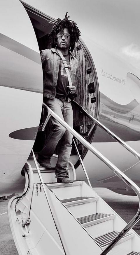 Lenny Kravitz bajando del avión