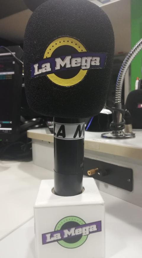 Una mujer en su carro llamó a El Cartel para saber si su prometido, quien iba con ella, le era infiel. El Matrimonio se cancelará.