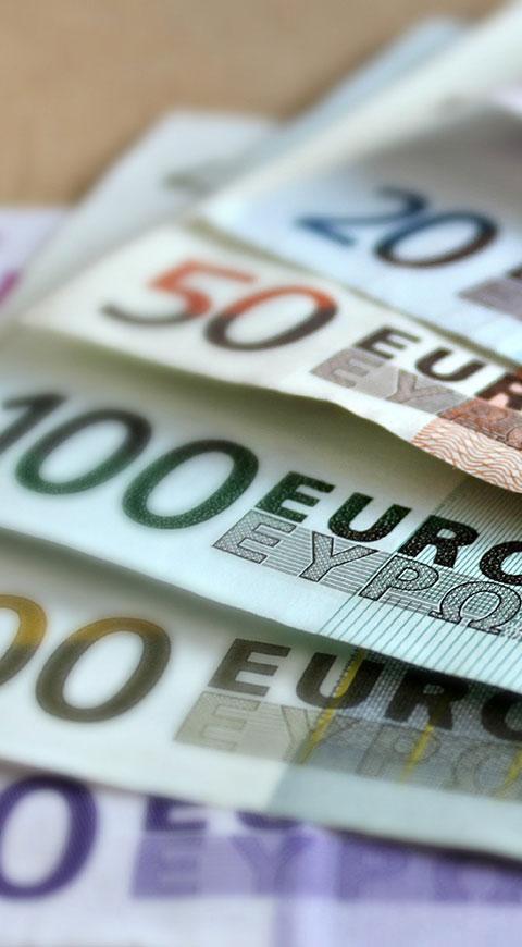 Hombre regalaba euros
