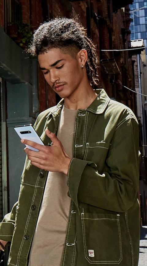 Hombre usando su teléfono