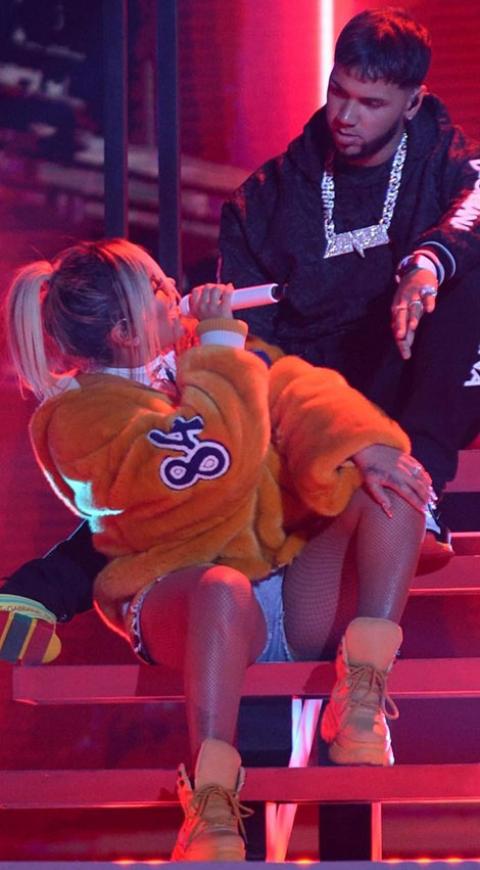 Karol G y Anuel AA en una presentación