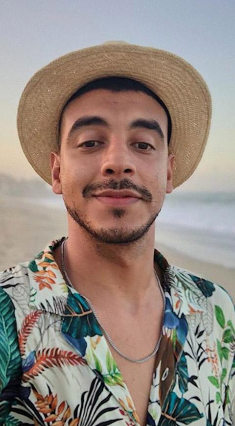 El cantante intentó huir de la escena tras ver que el periodista había llamado a la Policía