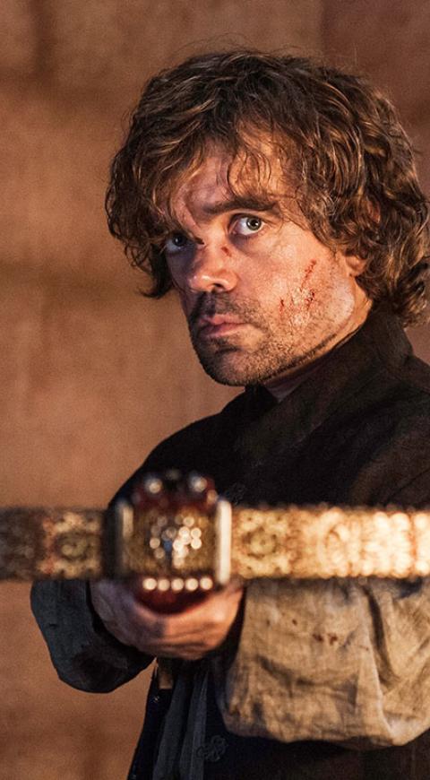 Tyrion Lanister sostiene una ballesta