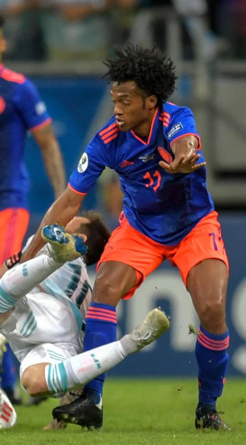 Cuadrado choca con Messi