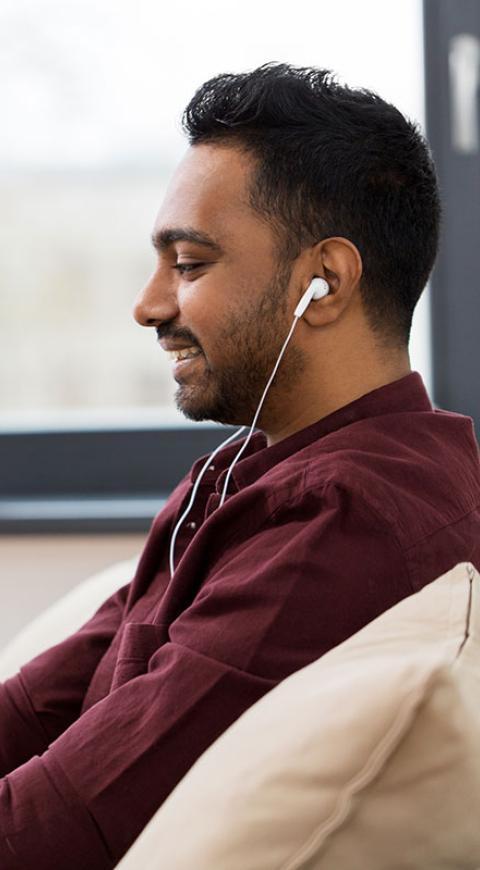 Escuchando música