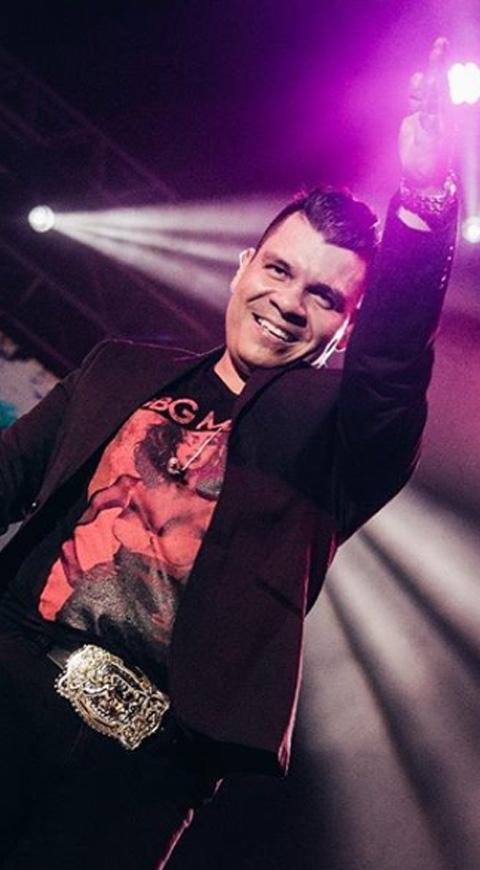 El cantante se habría pasado de copas en el evento social.