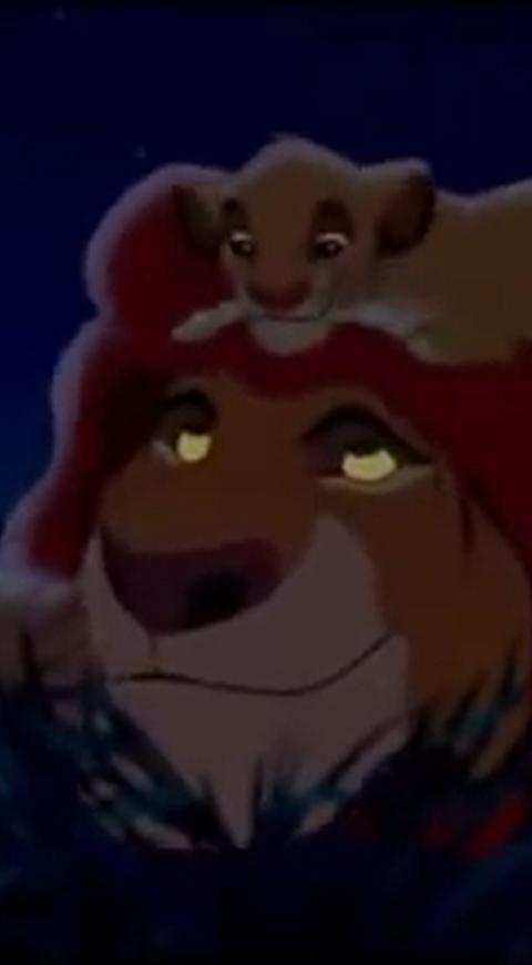 La foto fue comparada con la emotiva escena de Mufasa y Simba