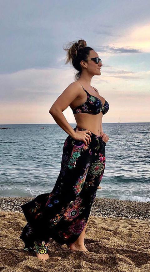 Cecilia Navia en la playa