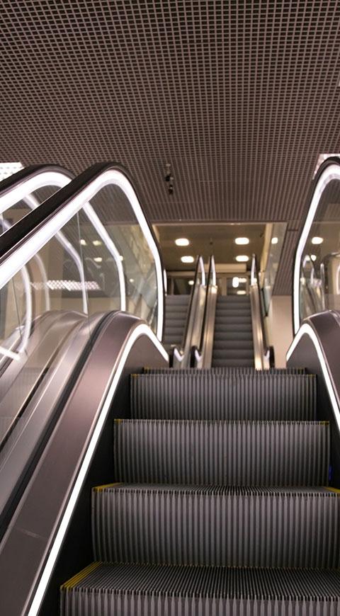 Escaleras eléctricas de un centro comercial