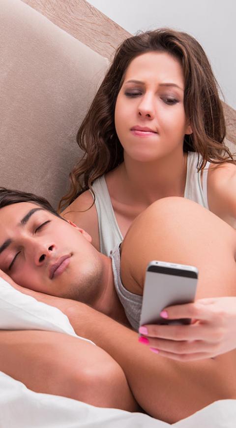 Mujer celosa revisa el celular