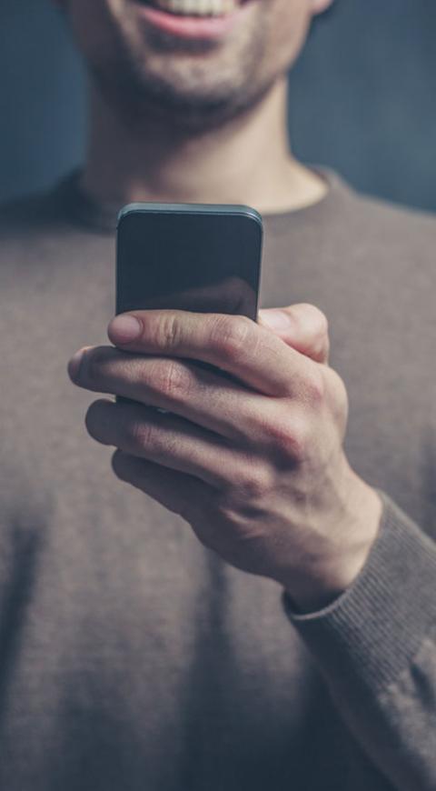 Hombre usando su teléfono