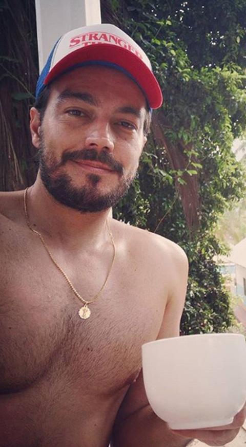 El actor logró retirar al animal del lugar donde se encontraban cocinando.