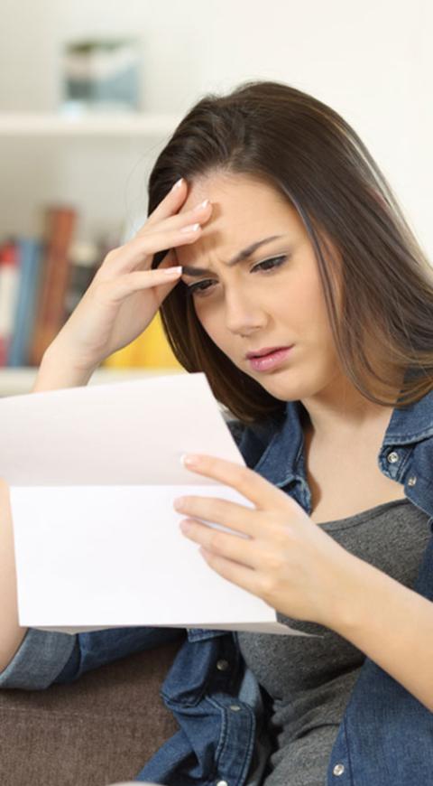 Estudiante mira sus notas