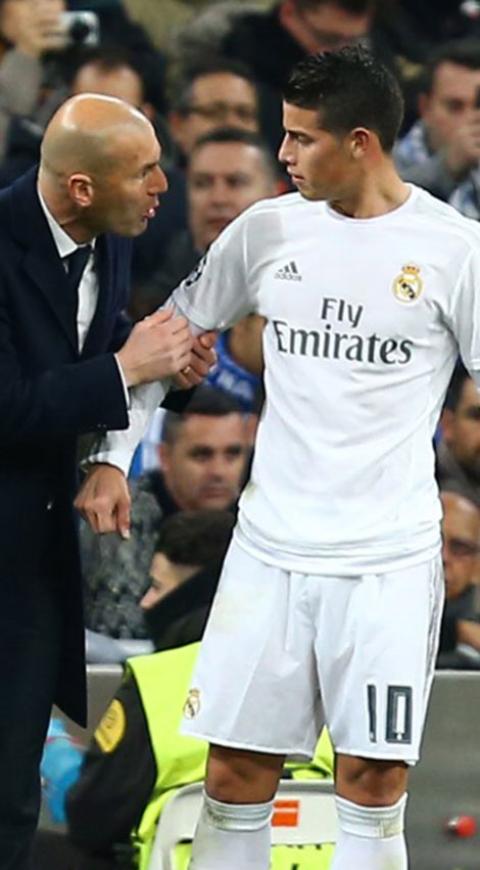 James Rodríguez recibiendo instrucciones de Zidane